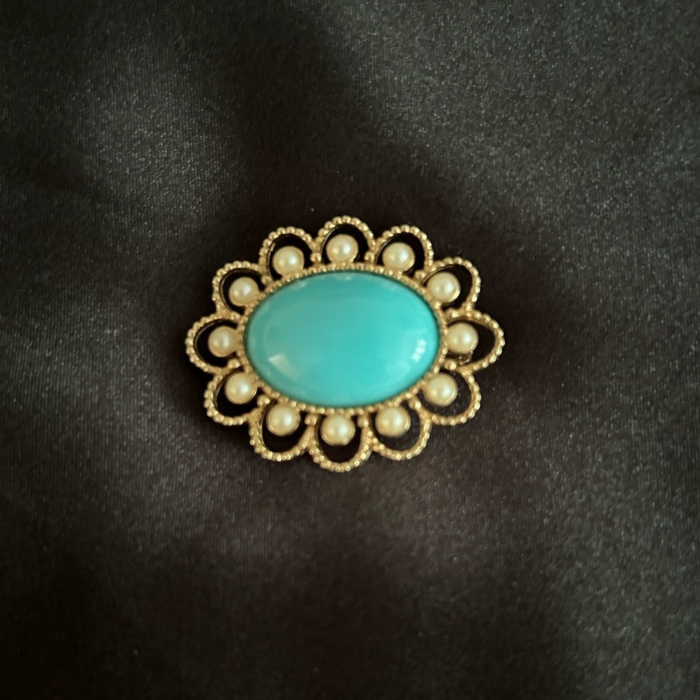 Vintage Signed SARAH Goldtone Faux Turquoise Pearls Oval Shape Brooch Pin